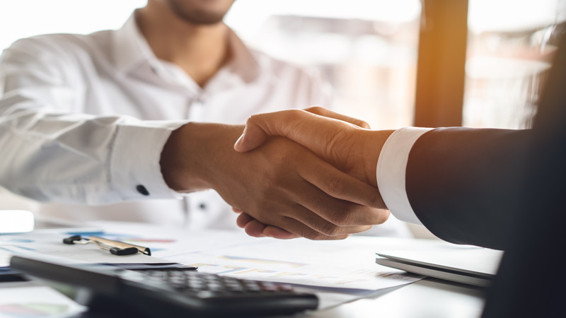 手を取り合っている